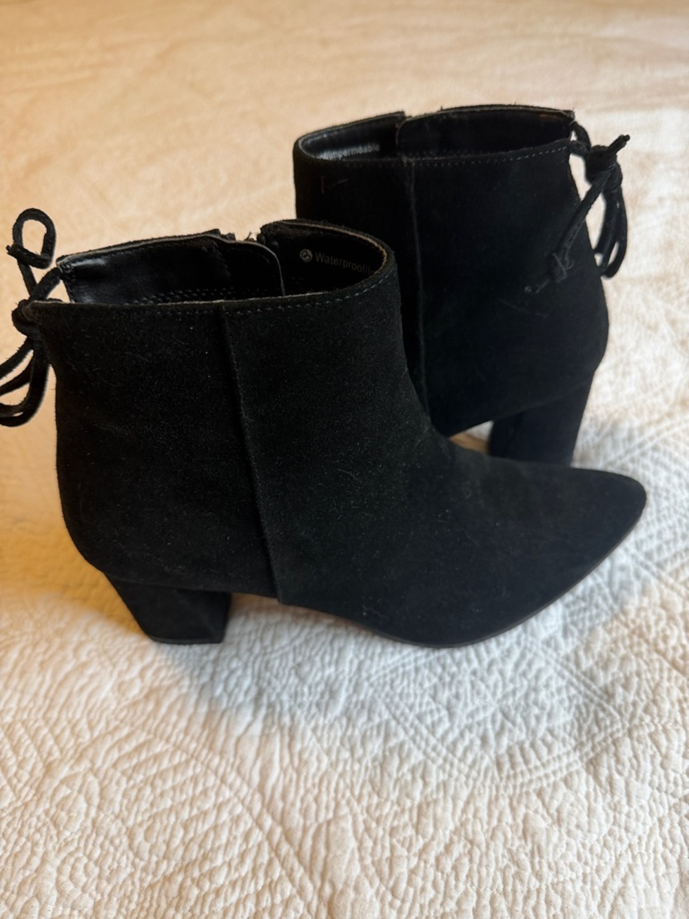 Blondo Black Pointed Toe Ankle Booties with Back Bow Accent waterproof - Picture 6 of 6